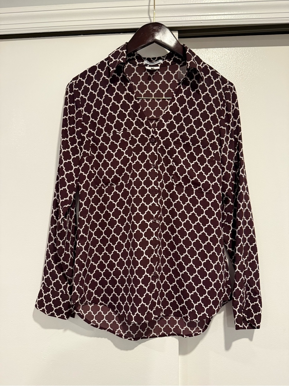 Express Women’s Burgundy & White Geometric Trellis Button-Down Shirt size Small